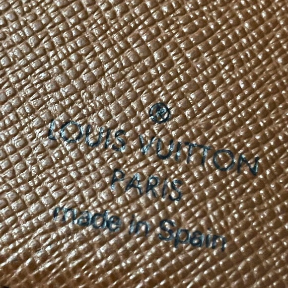 ♥️Sold♥️LV SMALL RING AGENDA COVER
in Monogram♥️ - Picture 10 of 13